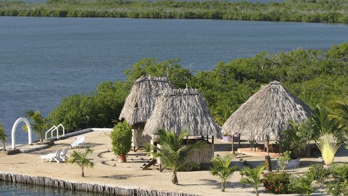 bungalovy na pláži v Belize