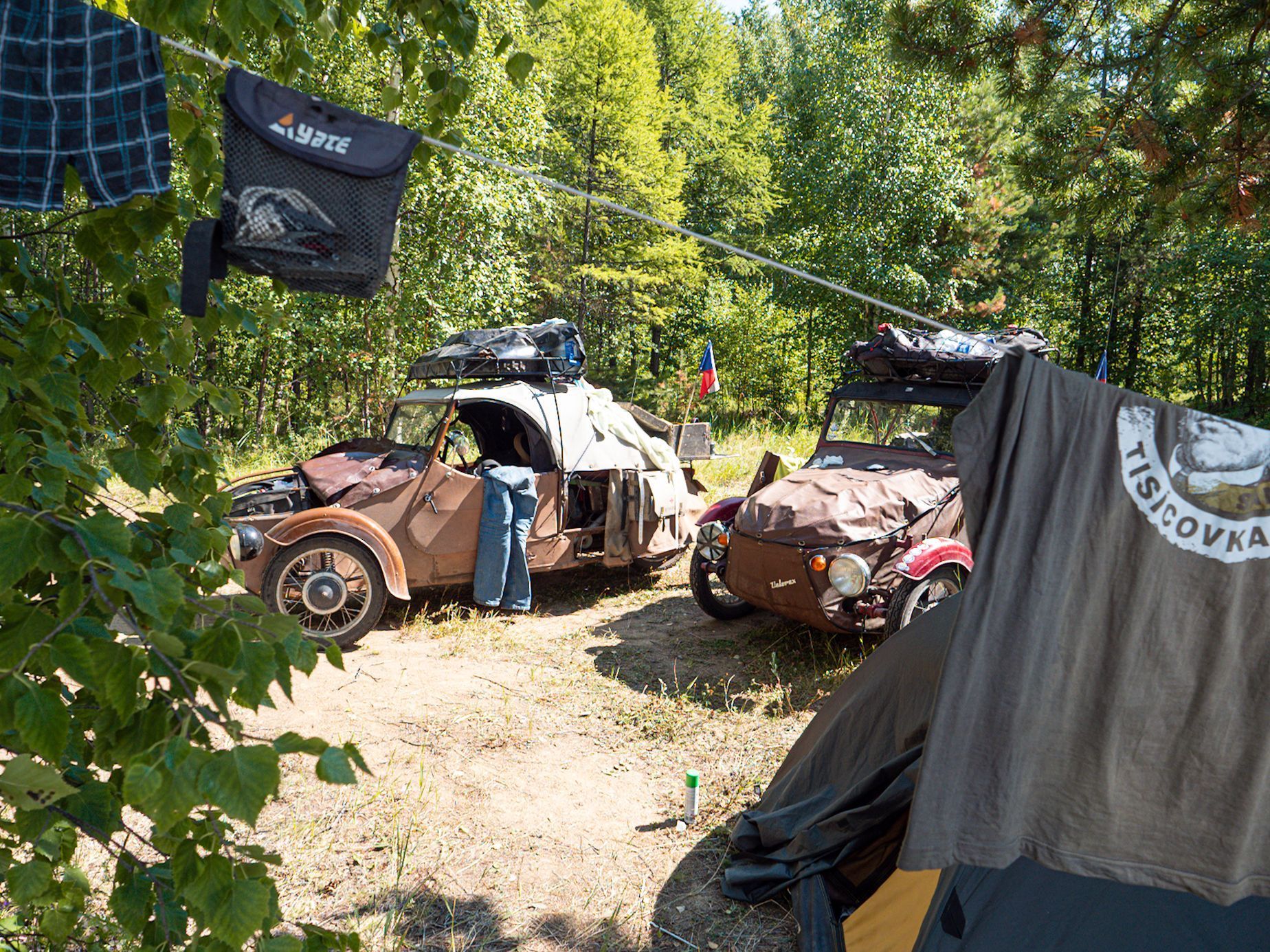 Nesmrtelní dědci Japonsko Rusko výprava velorexy