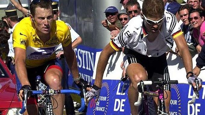 Lance Armstrong a Jan Ullrich v roce 2001 při dojezdu na Luiz Ardiden