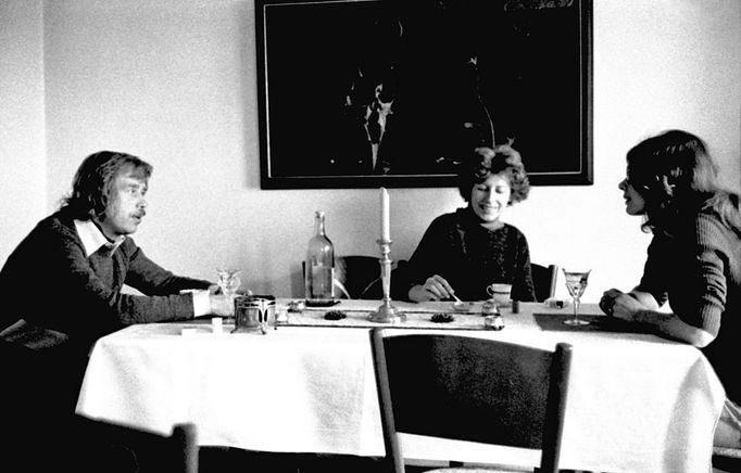 Václav Havel, Olga Havlová (uprostřed) a Dana Horáková v pražském bytě.