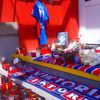 Fanoušci Plzně uctívají památku na Františka Rajtorala před stadionem Viktorie