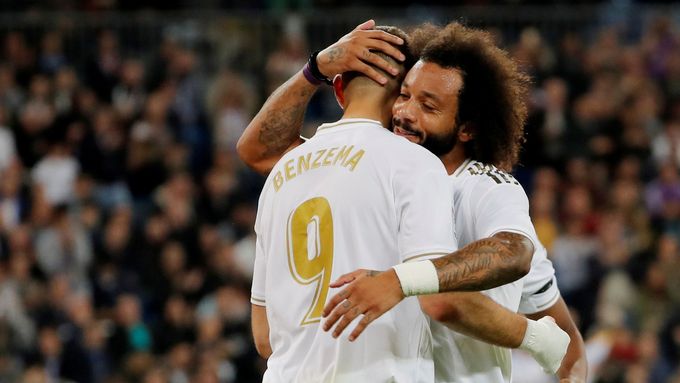 Karim Benzema a Marcelo slaví branku Realu Madrid.