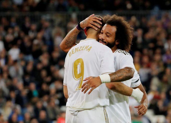 Karim Benzema a Marcelo slaví branku Realu Madrid.