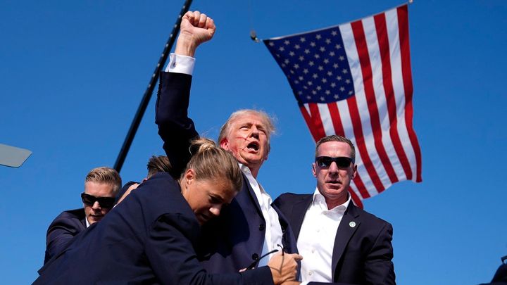 Krvácející Trump a letící střela. Fotografové popsali, jak vznikly ikonické snímky