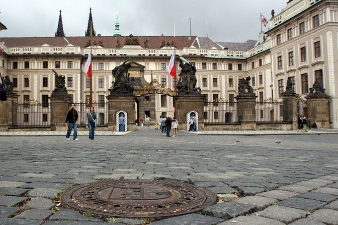Hradčanské náměstí před Pražským hradem.