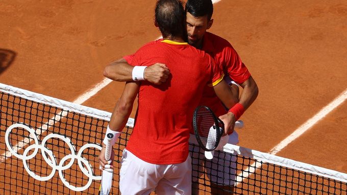 Tenisté Rafael Nadal a Novak Djokovič po vzájemném utkání na OH 2024 v Paříži