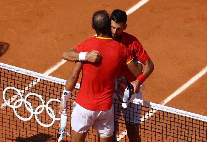 Tenisté Rafael Nadal a Novak Djokovič po vzájemném utkání na OH 2024 v Paříži