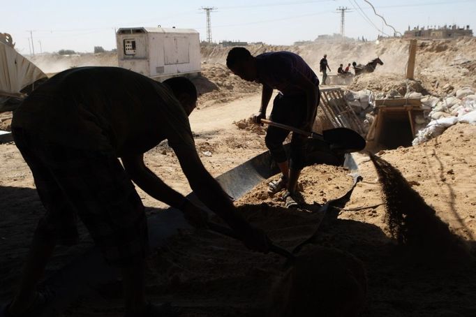 25 Titulek: Gaza's tunnel mugglers on Egypt border mostly idle Popis: Palestinian youth work outside a smuggling tunnel beneath the Egyptian-Gaza border in Rafah, in the southern Gaza, October 8, 2013. Gaza's tunnel smugglers along the border with Egypt are mostly idle these days. Since the summer, Egypt's military has tried to destroy or seal off most of the smuggling tunnels under the Gaza-Egypt border, a consequence of the heightened tensions between Cairo and the Hamas government in Gaza which is suffering a bad economic recession.