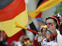 Současnou německou vládu může zachránit jen fotbal. Pokud budou Němci vyhrávat, soustředí se na sledování mistrovství světa a přestanou se o rozhádané politiky zajímat.
