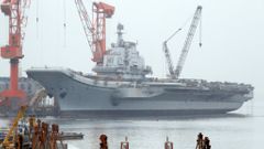Čína - první čínská letadlová loď v přístavu Ta-lien