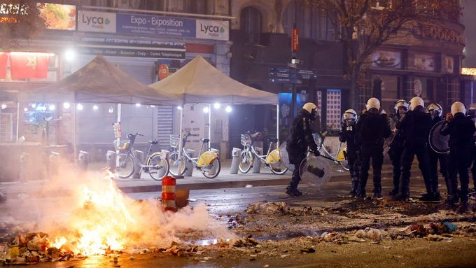 Násilnosti vzplály po celé Francii. V Montpellier řidič zabil čtrnáctiletého chlapce
