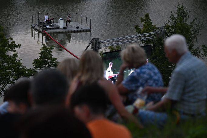 Koncert Vojtěcha Dyka na hladině Konventského rybníka.