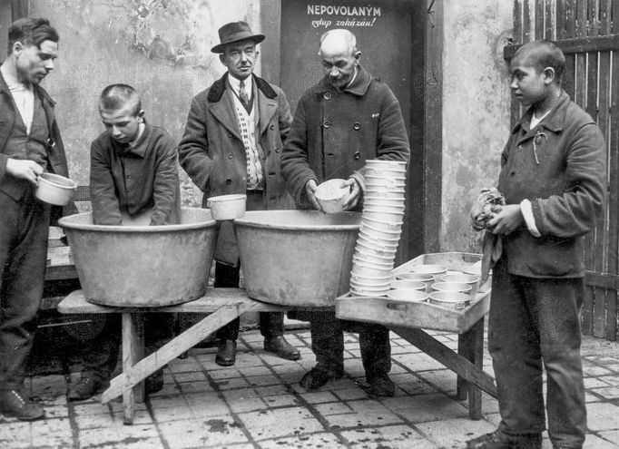 Městská věznice (hnanecká stanice - zaopatřovací ústav "Fišpanka") na Novém Městě v ulici Pod Slovany. Na snímku: Skupina Romů při mytí nádobí. Rok 1921