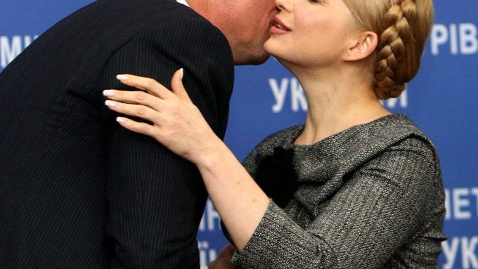 Kissing PMs - Mirek Topolánek and Yulia Timoshenko