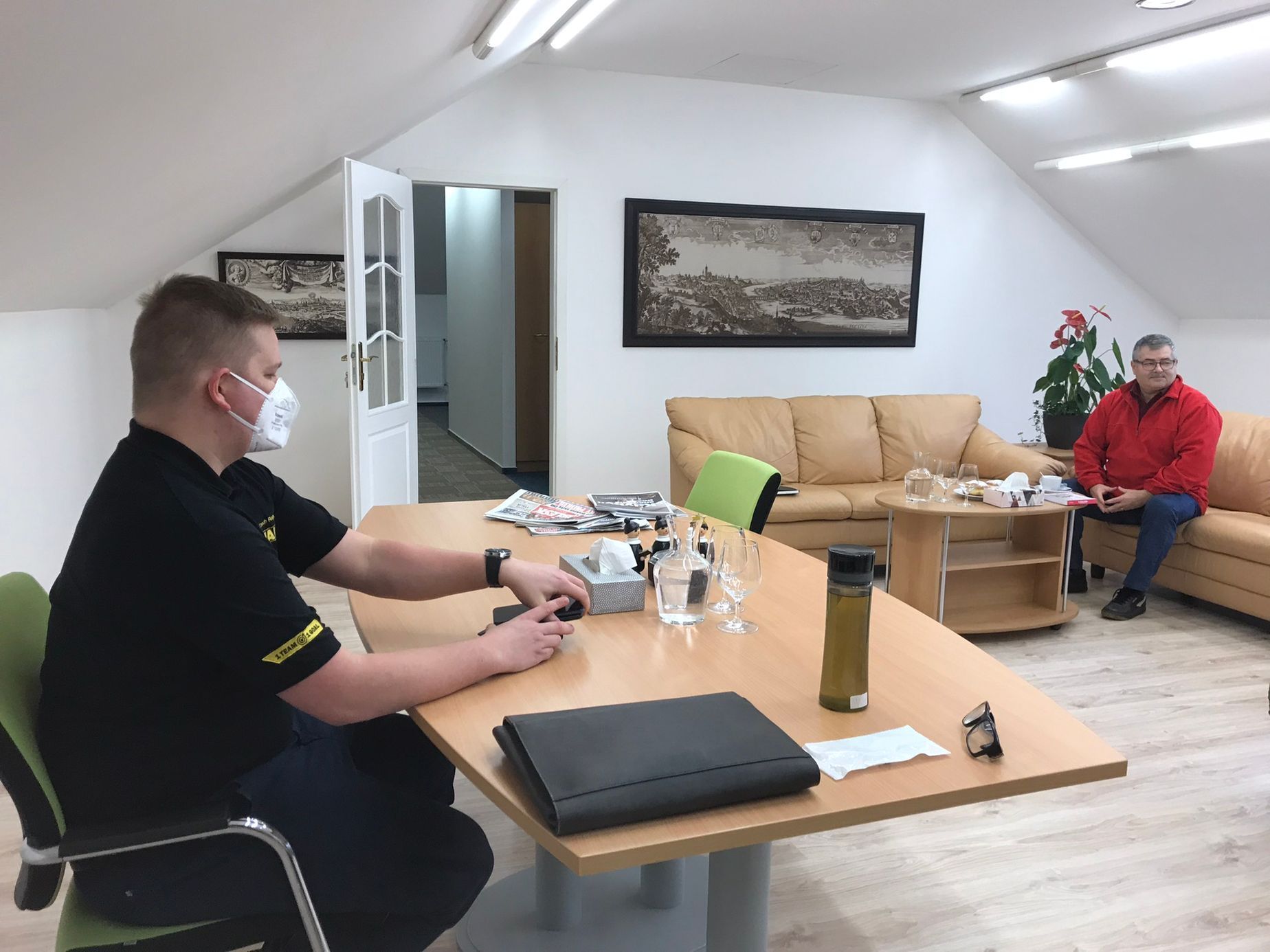Na Andreje Babiše čekají v kanceláři první zájemci. Zajímavé je, že Babiš si povídá s lidmi v místnosti, kde na něj čekají další lidé. Brzy je kancelář i předsíň zcela zaplněna po celý den.