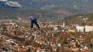 Skok Severina Freund spojený s panoramatem německého zimního střediska Garmisch-Partenkirchenu.