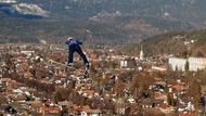 Skok Severina Freund spojený s panoramatem německého zimního střediska Garmisch-Partenkirchenu.