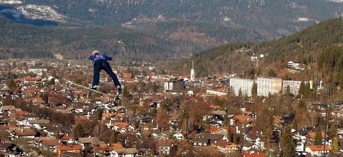 Skok Severina Freund spojený s panoramatem německého zimního střediska Garmisch-Partenkirchenu.