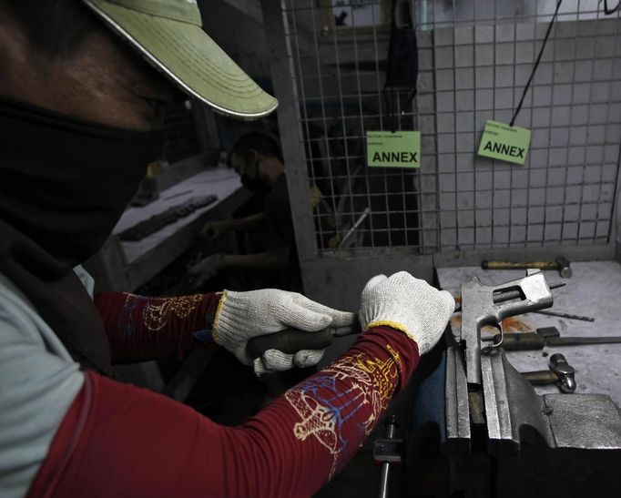 A former illegal gunsmith polishes a skeletal body of a caliber 45 pistol at Shooters Arms, a gun manufacturing company exporting different kinds of weapons to other countries, in Cebu city in central Philippines July 6, 2012. In the Philippines, they vote with their trigger fingers. Elections mean big business for illegal gunsmiths, who are looking forward to 2013 mid-term polls. With election-related violence commonplace, the Philippines imposes a ban on the carrying of guns for six months, from campaigning to the proclamation of winners. Picture taken July 6, 2012. To match Feature PHILIPPINES-GUNS/ REUTERS/Erik De Castro (PHILIPPINESSOCIETY LAW - Tags: SOCIETY POLITICS BUSINESS CRIME LAW) Published: Čec. 29, 2012, 1:45 dop.