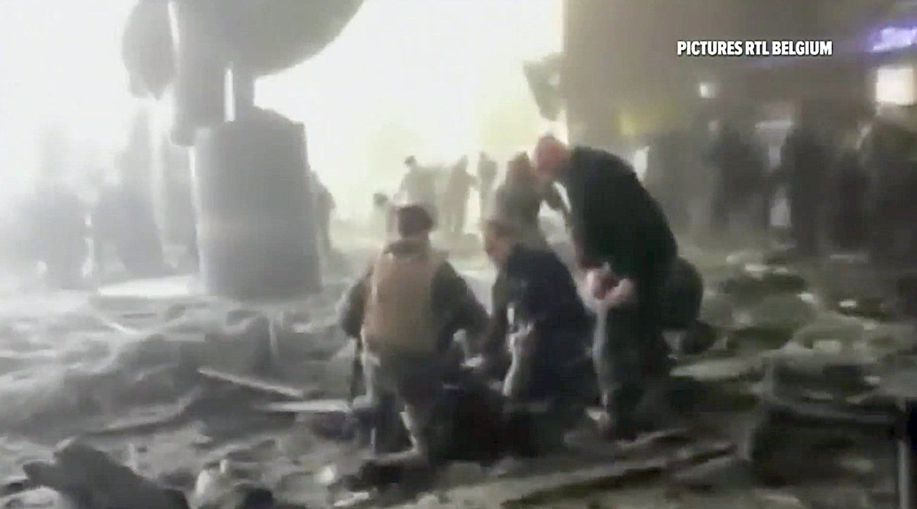 Záchranáři pomáhají obětem na letišti.
