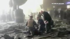 Záchranáři pomáhají obětem na letišti.