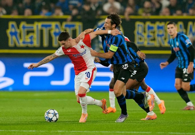 Christos Zafeiris a Marten de Roon v zápase LM Atalanta - Slavia Praha