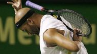 Američan James Blake žongluje s raketou při zápase s Alexem Kuzněcovem na Australian Open.