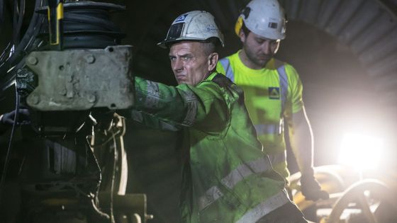 Kilometr a půl prachu, špíny a bahna. Na metru D pracují nonstop, zatím bez zpoždění