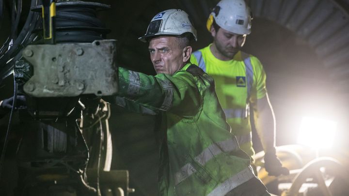 Kilometr a půl prachu, špíny a bahna. Na metru D pracují nonstop, zatím bez zpoždění