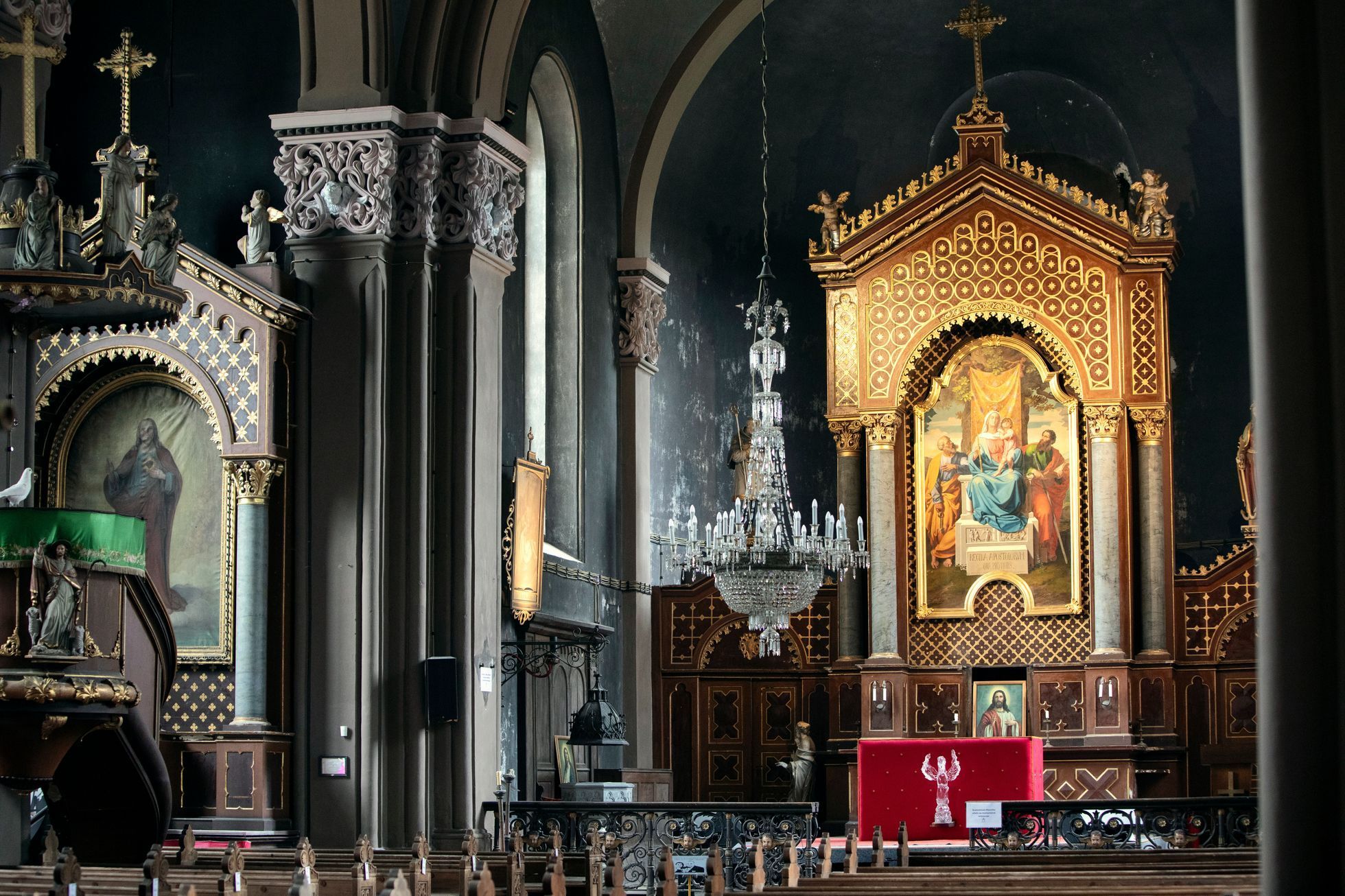 Chotěvice, Karin Babinská,režisérka, herečka, spisovatelka písničkář, herec, Richard Krajčo, frontman kapela Kryštof, Kostel sv. Petra a Pavla, umění,  pop art