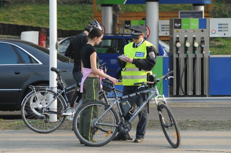 Policista pokutuje cyklistku za jízdu po chodníku