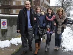 Bersani jde k volební místnosti s manželkou a dvěma dcerami.