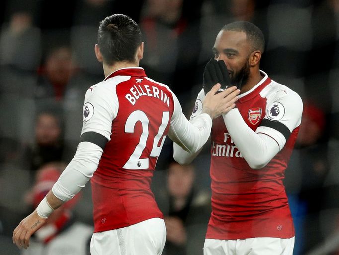 Alexandre Lacazette a Hector Bellerin