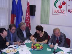 Europoslanec Miroslav Ransdorf ve volbním štábu KSČM.