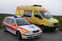 Mladá řidička srazila v Ústí na přechodu dvě děti, záchranáři je odvezli do nemocnice