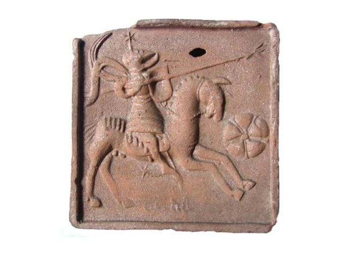 Analogický kachel, k němuž experti přihlíželi při rekonstrukci.