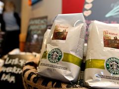 Káva značky Starbucks se pěstuje na mnoha kontinentech. Výslednou chuť ale mnohdy ovlivňuje konečné skladování, několik hodin kontaktu s vlhkostí vzduchu dokáže zcela degradovat aroma. Firma proto svým zákazníkům nabízí také speciální vakuové balení, z nichž se lze nadechnout vůně kávy, avšak dovnitř se vzduch nedostane.