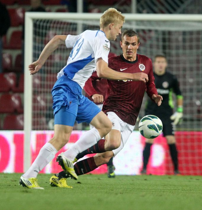 Fotbalista Baníku Ostrava Michal Frydrych běží s míčem v utkání 10. kola Gambrinus ligy 2012/13 proti Spartě Praha.