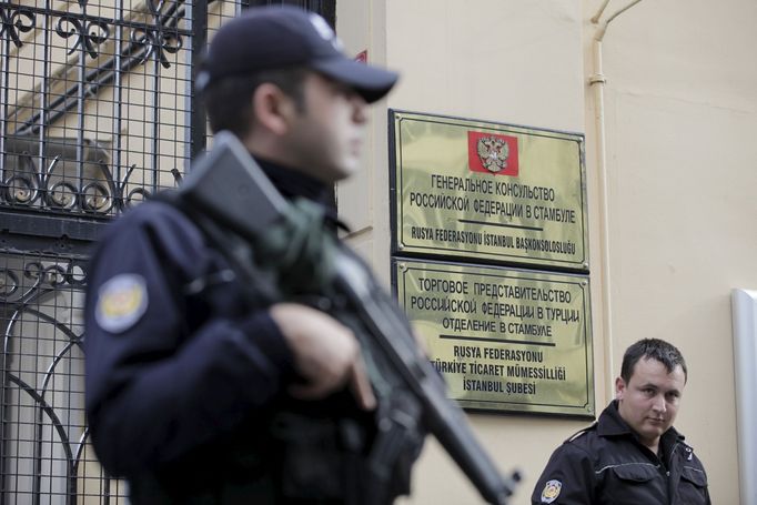 Turecká pořádková policie před konzulátem Ruské federace v centru Istanbulu.