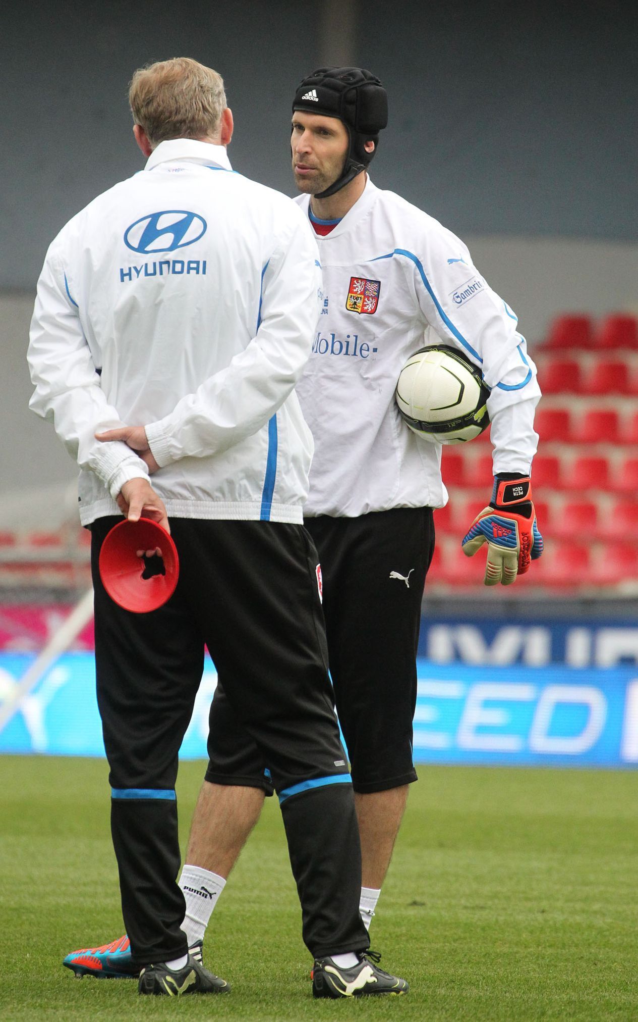 Brankář národního týmu Petr Čech na tréninku před zápasem s Bulharskem