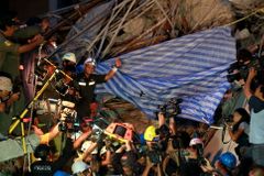 Rozestavěný dům se zřítil v Thajsku. 16 lidí zahynulo