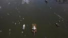 The Space Shuttle Enterprise floats up the Hudson River June 6, 2012, as it rides past the New York skyline on a barge to be placed at the Intrepid Sea, Air and Space Museum. REUTERS/Lucas Jackson (UNITED STATES - Tags: SCIENCE TECHNOLOGY TRANSPORT) Published: Čer. 6, 2012, 4:59 odp.