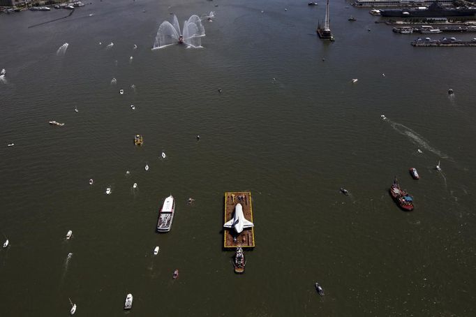 The Space Shuttle Enterprise floats up the Hudson River June 6, 2012, as it rides past the New York skyline on a barge to be placed at the Intrepid Sea, Air and Space Museum. REUTERS/Lucas Jackson (UNITED STATES - Tags: SCIENCE TECHNOLOGY TRANSPORT) Published: Čer. 6, 2012, 4:59 odp.