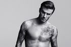 Seznamte se: David Beckham, prvotřídní model, muž stvořený pro showbyznys... a taky trochu pro fotbal. Muž na konci kariéry? Nevypadá to.