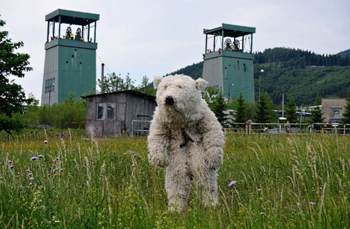 Dvanáct dobrovolníků Greenpeace ze tří zemí obsadilo dvě těžní věže dolu Frenštát v Beskydech.