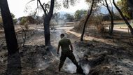 Požáry v Řecku jsou v posledních dnech tak rozsáhlé, že je místní hasiči nestíhají uhasit. Pomoc na místo poslala řada evropských států, včetně Česka. Lidé se přesto zlobí, že ohňům se nedá ubránit. Řecký premiér Kyriakos Mitsotakis se v pondělí veřejně omluvil.