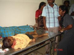 Ranění civilisté čekají na ošetření v nemocnici v Kilinochchi. Záběry zveřejnili tamilští Tygři s tím, že jde o důkaz bezohledného přístupu srílanské armády vůči civilistům. Armáda to odmítla