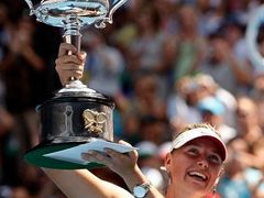 Dámský turnaj na Australian Open vyhrála poprvé v kariéře Ruska Maria Šarapovová, když ve finále porazila Srbku Anu Ivanovičovou.