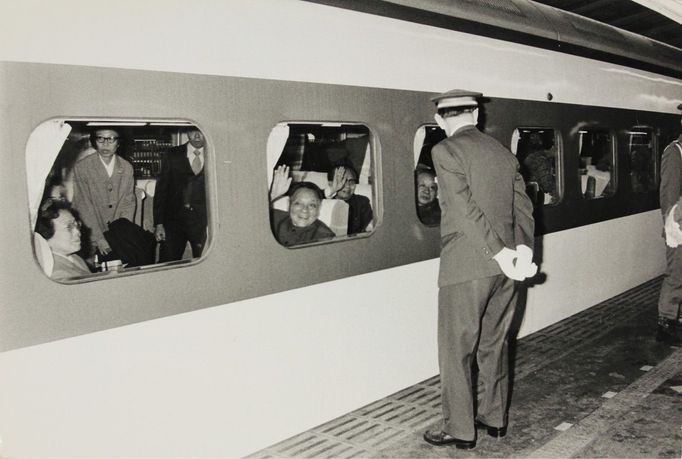 Čínský vůdce Teng Siao-pching ve vlaku Šinkansen na tokijském nádraží, 26. října 1978, během státní návštěvy Japonska.