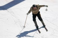 VIDEO Cuche ukončil kariéru slalomem na starých lyžích